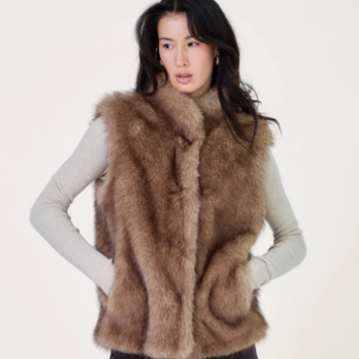 Colete de pele sintética castanha sem mangas com camisola cinza