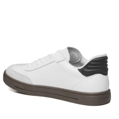 Tênis casual branco com sola castanha escura e apoio de calcanhar preto