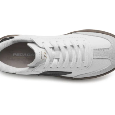 Ténis branco com detalhes cinza e sola castanha visto de cima