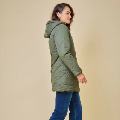 Casaco verde acolchoado com capuz em modelo de perfil
