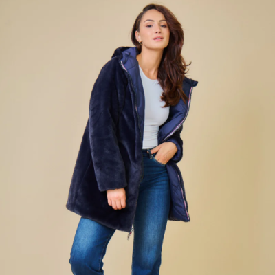 Casaco de pêlo sintético azul escuro com interior acolchoado azul