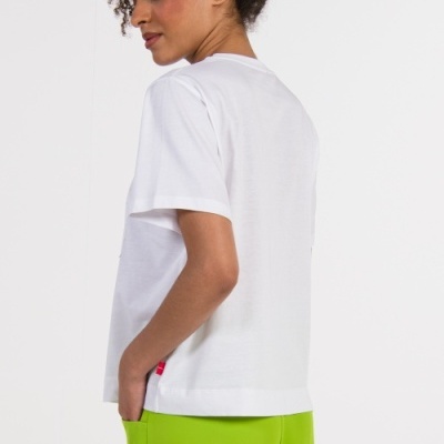 Pessoa de perfil com t-shirt branca e calças verdes-limão