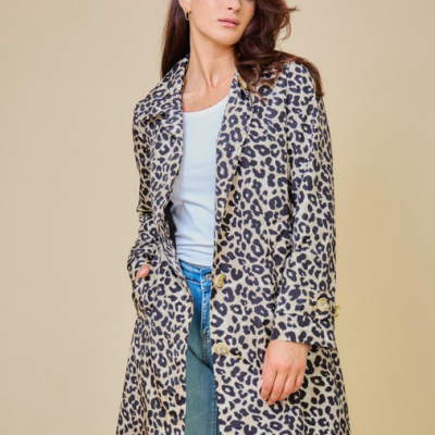 Casaco comprido padrão animal print em bege, preto e castanho com botões dourados e bolsos laterais