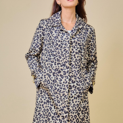 Casaco longo com padrão animal print bege e preto com botões dourados