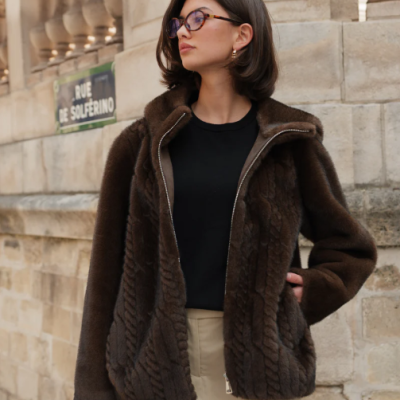 Casaco castanho de tecido aveludado com padrão de tranças na parte da frente