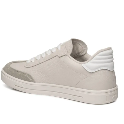 Sapatilha desportiva bege claro com sola branca e detalhe acolchoado no calcanhar