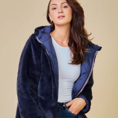 Mulher a usar casaco azul escuro felpudo com interior acolchoado e t-shirt branca