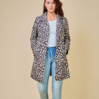 Casaco com padrão animal print bege e castanho, t-shirt branca e jeans azuis