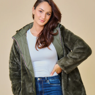 Mulher a usar casaco verde-oliva felpudo com interior acolchoado e fecho de correr