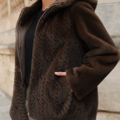 Casaco de pêlo castanho com padrão de trança e capuz