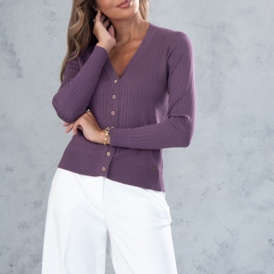 Casaco de malha roxo canelado com botões usados por mulher com calças brancas
