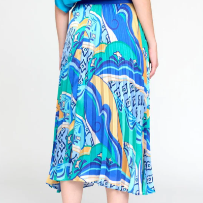 Saia midi plissada colorida com padrão abstrato