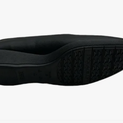 Sapato mocassim preto visto da sola com textura e marca PICCADILLY