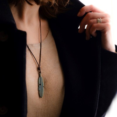 Colar Pena bronze pátina