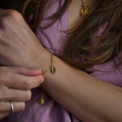 Pulseira corrente fina búzio [Dourada]