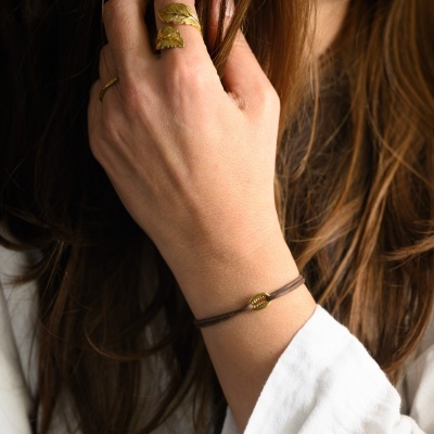 Pulseira Pequeno Búzio dourado [fio Algodão]