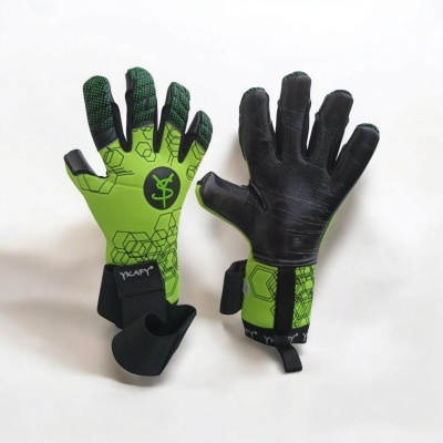Luvas desportivas verdes e pretas com padrão hexagonal e etiqueta YKAFY
