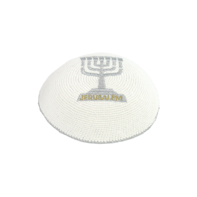 Kipá de Malha Branca 16,5 cm com Bordado Menorá Prateada