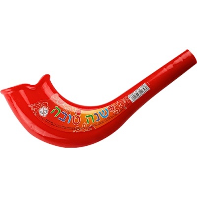 Corneta vermelha de plástico com texto em hebraico e decoração dourada