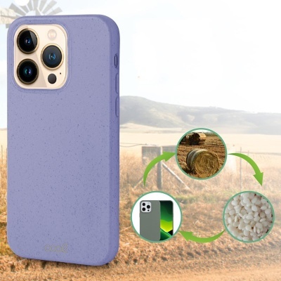 Capa azul claro para smartphone com três lentes de câmara visíveis, em ambiente rural
