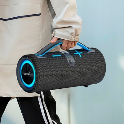 Coluna portátil cylindrical preta com detalhes azuis e alça, mostrando a palavra 'cool'