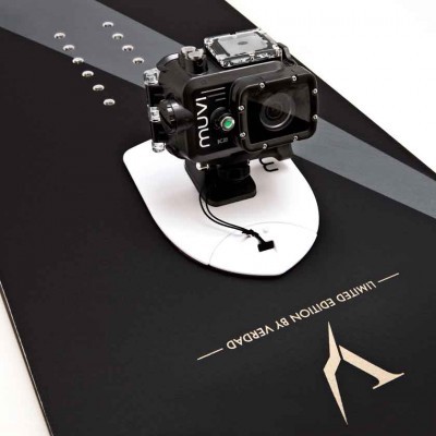 Câmara de ação preta montada numa prancha preta e branca com texto dourado