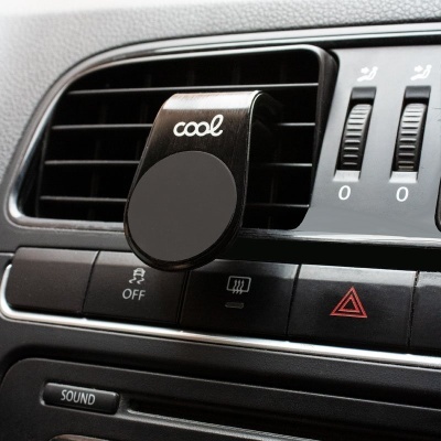 Suporte magnético para telemóvel preto colocado na grelha do carro.