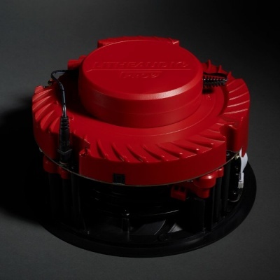 Dispositivo redondo vermelho e preto com texto em relevo LEHTAL EVAC 1250