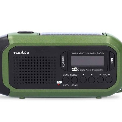 Rádio portátil verde e preto com visor digital e botões