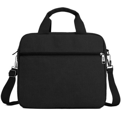 Bolsa de mão preta com correia e bolso frontal.