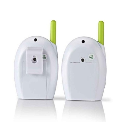 Dois dispositivos eletrónicos brancos com antena verde e autocolante QC PASS