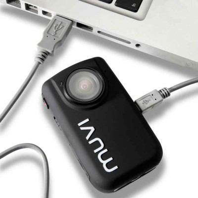 Câmara de ação preta muvi ligada por cabo USB a portátil prateado