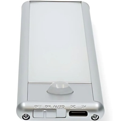 Bateria externa portátil alumínio prateado com botão e porta USB-C