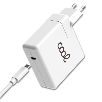 Carregador USB branco com plugue europeu e cabo USB tipo C