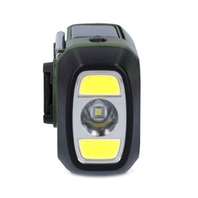 Lanterna de mão com LEDs frontais amarelos e corpo preto e verde