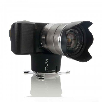 Máquina fotográfica digital com lente prateada em suporte muvi X-LAPSE