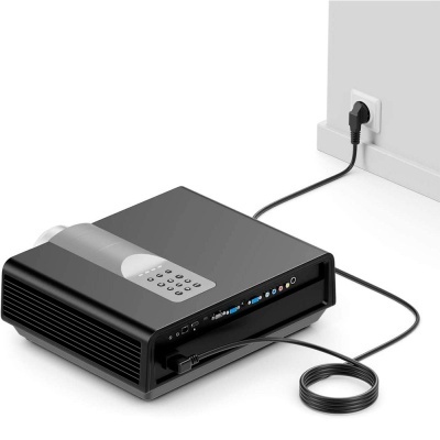 Projetor preto com botões e várias portas lateralmente, ligado a tomada de parede