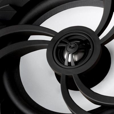 Ventilador preto com hastes curvas em close-up sobre fundo branco