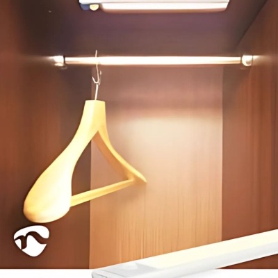 Luz LED branca Nedis dentro de armário de madeira com cabides