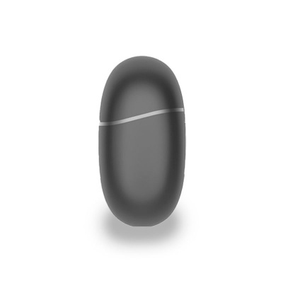 Objeto oval preto fosco com linha cinzenta em fundo branco