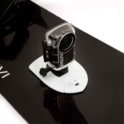 Prancha de snowboard preta com suporte branco para câmara de ação