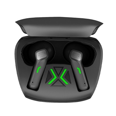 Auriculares sem fios pretos com luzes LED verdes dentro da caixa de carregamento preta