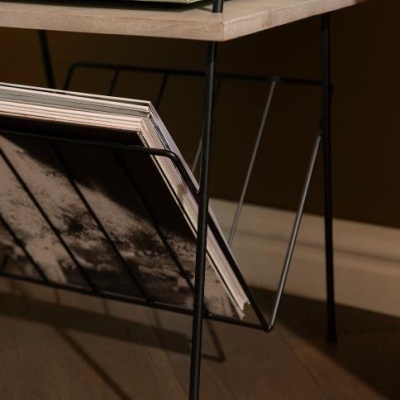 Crosley Wilshire – Suporte Artístico para Discos de Vinil em Madeira de Manga e Ferro Crosley Wilshire – Suporte Artístico para Discos de Vinil em Madeira de Manga e Ferro