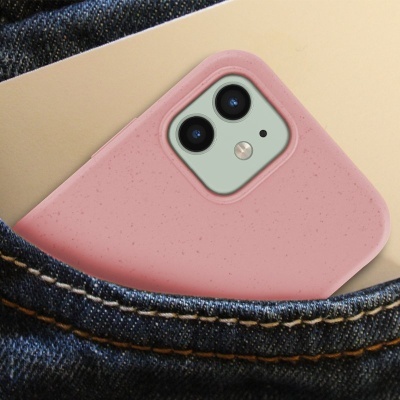 Telemóvel com capa rosa colocada num bolso de ganga azul escuro