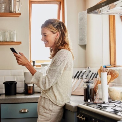 Coluna iO1 Lithe Audio (IP66) – Indoor & Outdoor, 100 W, Wi‑Fi / Bluetooth