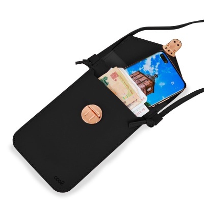 Bolsa pequena preta para telemóvel com botão cor cobre aberta mostrando notas e telemóvel.