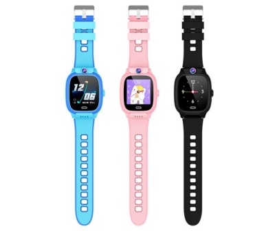 Três relógios inteligentes azul, rosa e preto com mostradores digitais