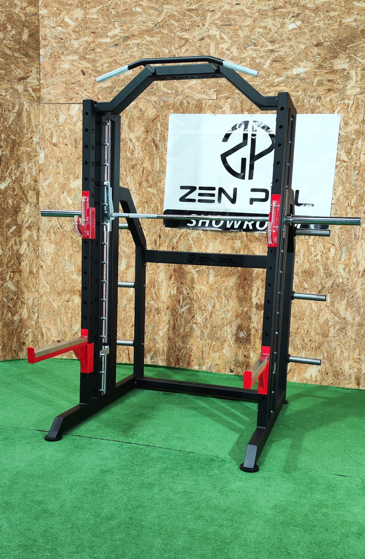 Estrutura de treino multifuncional preta com detalhes vermelhos e puxadores azuis