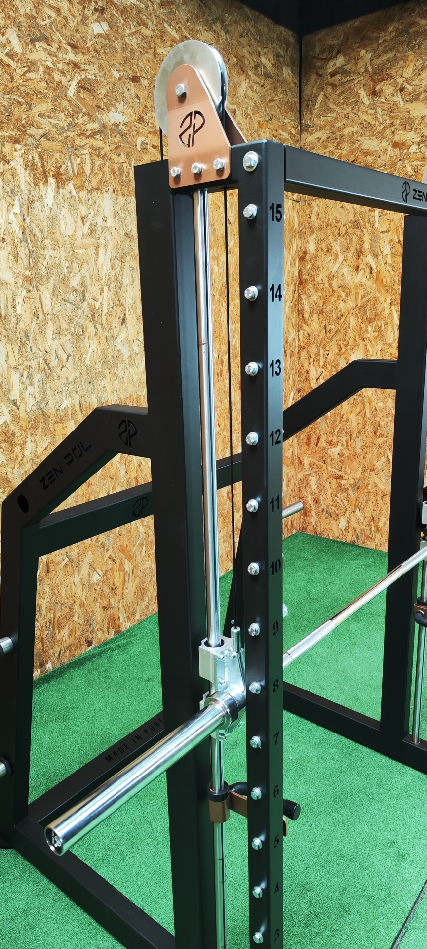 Estrutura de treino para levantamento de pesos com barra cromada e estrutura preta