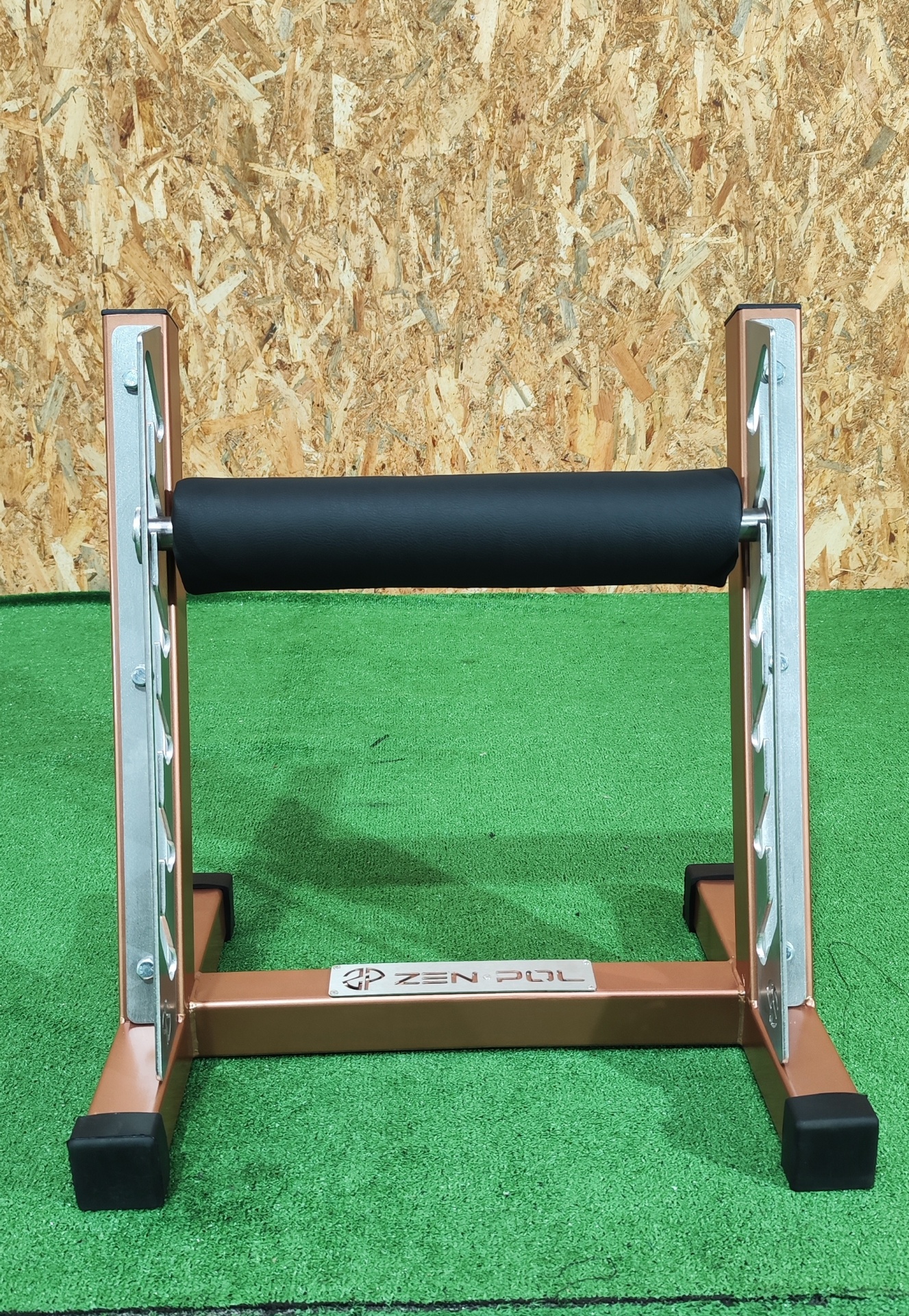 Suporte metálico para exercício com almofada preta e placa 'ZEN PUL'